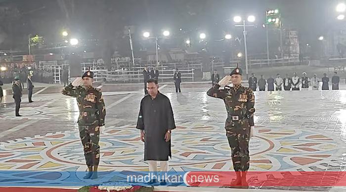 একুশের প্রথম প্রহরে কেন্দ্রীয় শহীদ মিনারে রাষ্ট্রপতি, প্রধানমন্ত্রী ও বিরোধীদলীয় নেতার শ্রদ্ধা