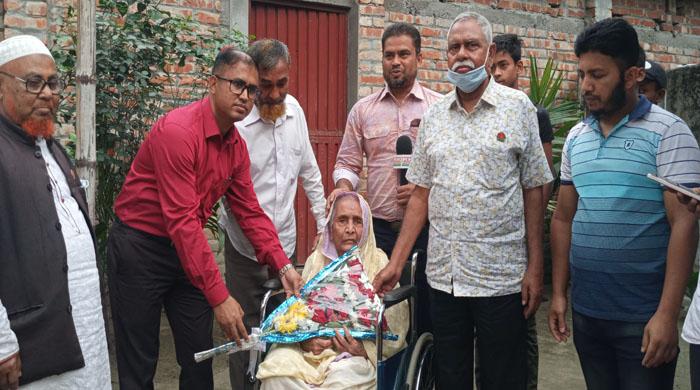 মহিমাগঞ্জে শহীদ মুক্তিযোদ্ধার মা নবতিপর মায়ের হাতে স্বাধীনতা দিবসের আমন্ত্রণপত্র ও উপহার সামগ্রী পৌঁছে দিলেন ইউএনও