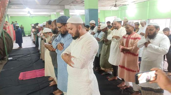 সৌদি আরবের সাথে মিল রেখে দিনাজপুরেও আজ শুক্রবার আগাম ঈদুল ফিতরের নামাজ আদায়