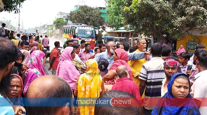 পলাশবাড়ীতে কাভার্ড ভ্যানের চাকায় পিষ্ট হয়ে শিশুর মৃত্যু