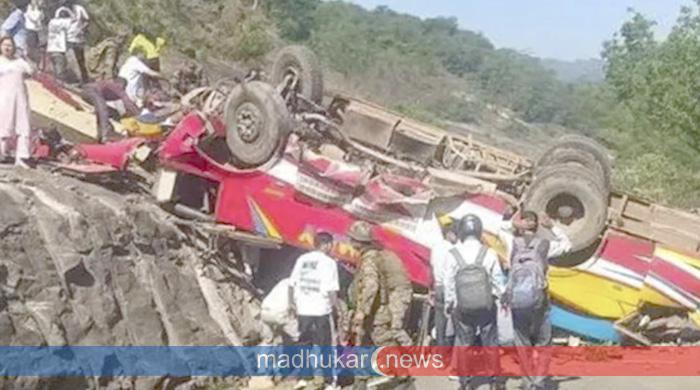 কাশ্মীরে যাত্রীবাহী বাস খাদে পড়ে নিহত ২১