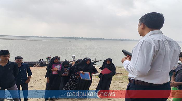 চরাঞ্চলের শিক্ষার্থীদের জন্য ফ্রি নৌযাত্রা, ফুল দিয়ে বরণ