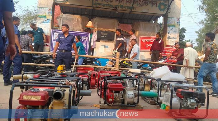 সেচ পাম্প এখন পেট্রোল পাম্পে উঠতি ফসল নিয়ে বিপাকে চাষি