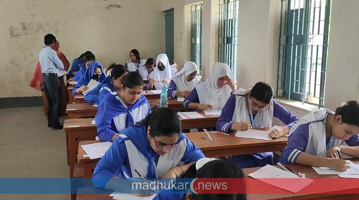 দিনাজপুর শিক্ষা বোর্ডে এসএসসি পরীক্ষার প্রথম দিন অনুপস্থিত ১১৭৮ জন, বহিষ্কার ১; কেন্দ্র পরিদর্শনে সন্তোষ প্রকাশ