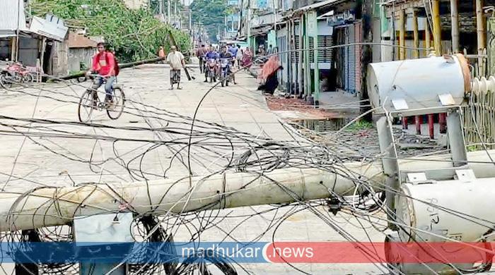 ১০ গ্রাম অন্ধকার, তিন দিনেও মেরামত হয়নি বিদ্যুৎ লাইন