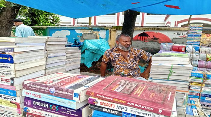 মন্দার কবলে দিনাজপুরের পুরাতন বই ব্যবসা