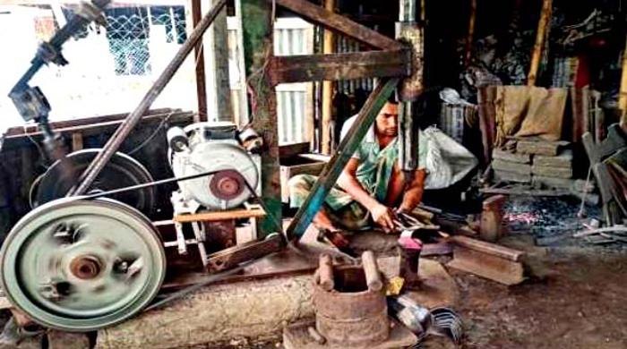 বিকাশ কর্মকারের বিদ্যূৎ চালিত হ্যামারে কমেছে সময় ও শ্রম