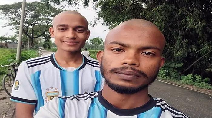 মাথা ন্যাড়া করে সমর্থন ছাড়লেন কুড়িগ্রামের দুই যুবক