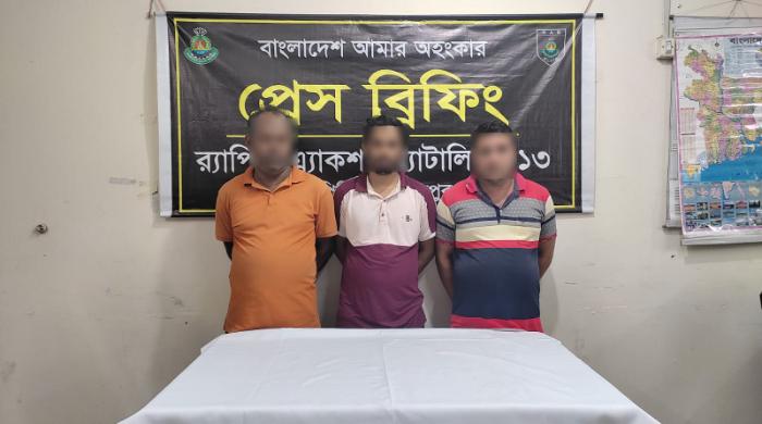 দিনাজপুরে কুরিয়ার গোডাউনে মিলল ৩৩ হাজার ৭২৪ বোতল যৌন উত্তেজক সিরাপ