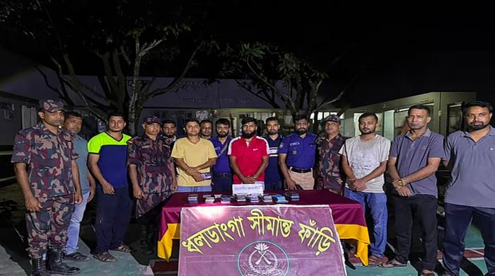 হাঁস-মুরগির খোঁয়াড় থেকে ৫৫টি ভারতীয় মোবাইল ফোন উদ্ধার