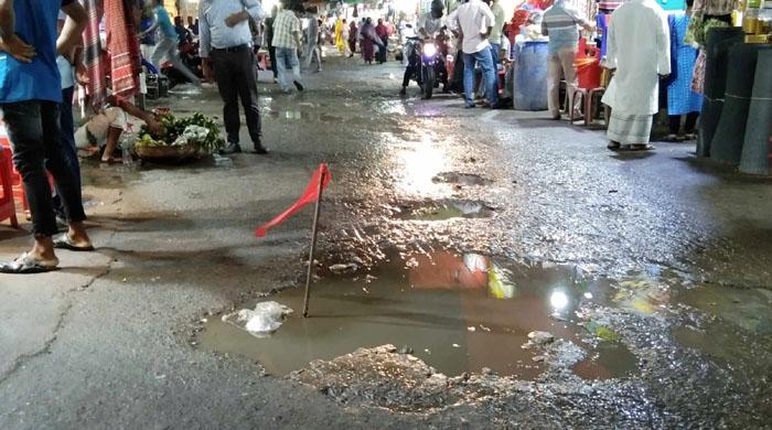 প্রধান সড়কগুলোতে বড় বড় খানাখন্দ, সামান্য বৃষ্টিতে জলাবদ্ধতা, ভোগান্তিতে সৈয়দপুরবাসী