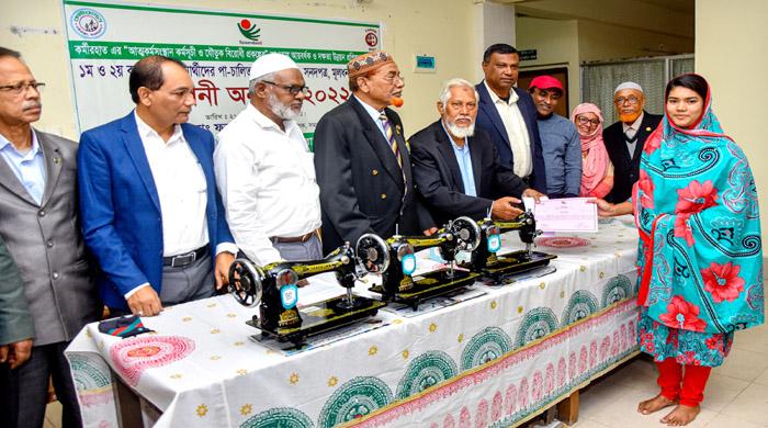 প্রশিক্ষণার্থীদের সেলাই মেশিন বিতরণ 
