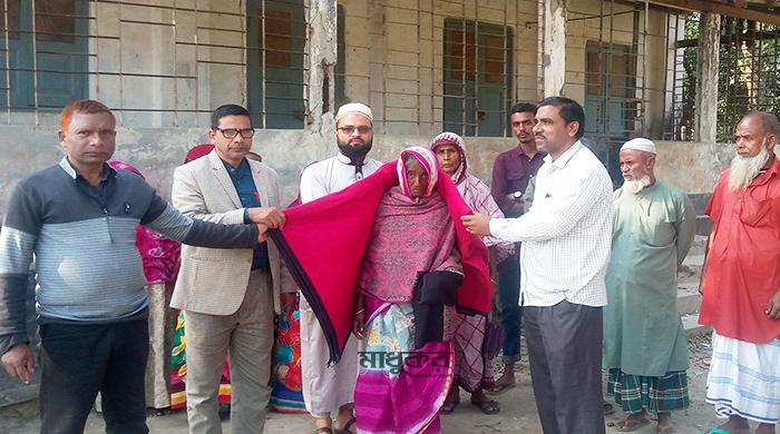 সুন্দরগঞ্জের দুর্গম চরে শীতবস্ত্র বিতরণ