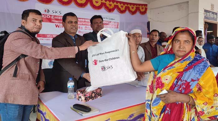 ফুলছড়িতে এসকেএস ফাউণ্ডেশনের উদ্যোগে শীতবস্ত্র বিতরণ
