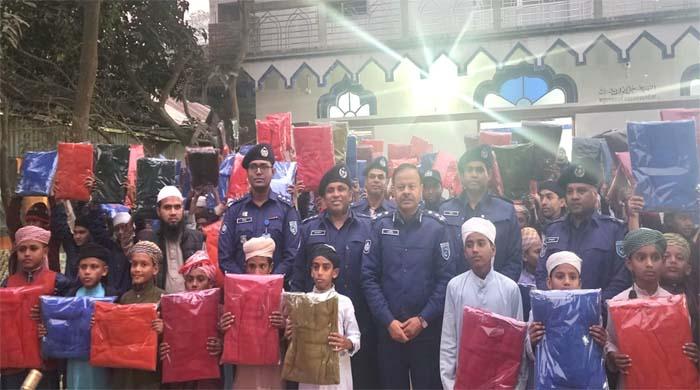 শীতার্ত এতিমদের মাঝে শীতবস্ত্র উপহার দিলেন ডিআইজি