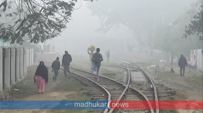 ঘন কুয়াশা আর কনকনে ঠান্ডায় বিপর্যস্ত গাইবান্ধার জনজীবন