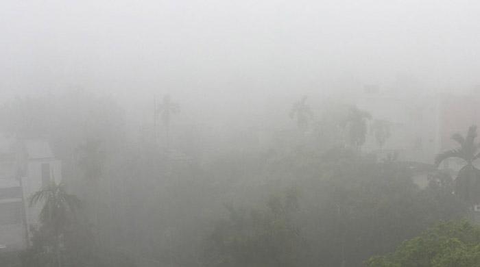চৈত্রের ভোরে শীতের কুয়াশা দেখল রাজশাহী