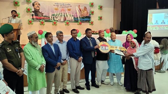 নওগাঁয় ভূমিহীন-গৃহহীনদের মাঝে প্রধানমন্ত্রীর উপহারের ঘর হস্তান্তর