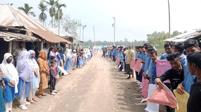 চিরিরবন্দরে ড্রাম ট্রাক চলাচল ও বালুরঘাট বন্ধের দাবীতে মানববন্ধন