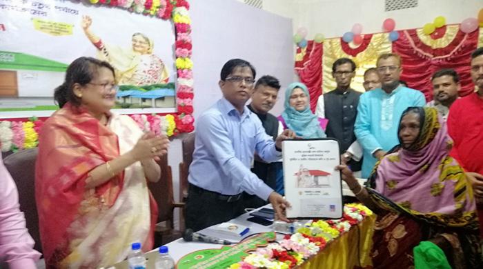 সাদুল্লাপুরে জমি ও গৃহ হস্তান্তর কার্যক্রমের উদ্বোধন