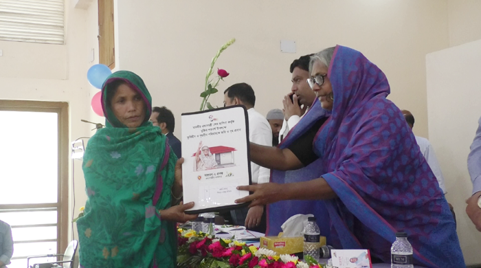 গাইবান্ধায় ভুমিহীন ও গৃহহীনদের জমিসহ গৃহ হস্তান্তর