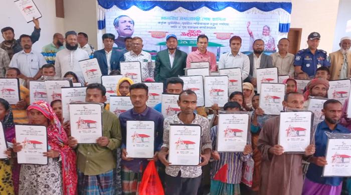 ফুলবাড়ীতে ৭৩ ভূমিহীন ও গৃহহীন পরিবারের মাঝে প্রধানমন্ত্রীর উপহারের ঘর হস্তান্তর