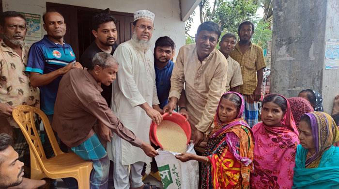রাণীনগরে দরিদ্রদের মাঝে ভিজিএফ’র চাল বিতরণ