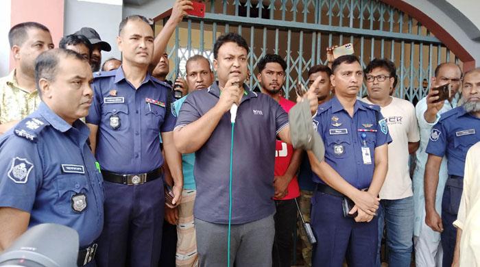 নবাবগঞ্জে শিক্ষার্থী অন্তসত্ত্বা, অভিযুক্ত শিক্ষকের বিরুদ্ধে বিক্ষোভ