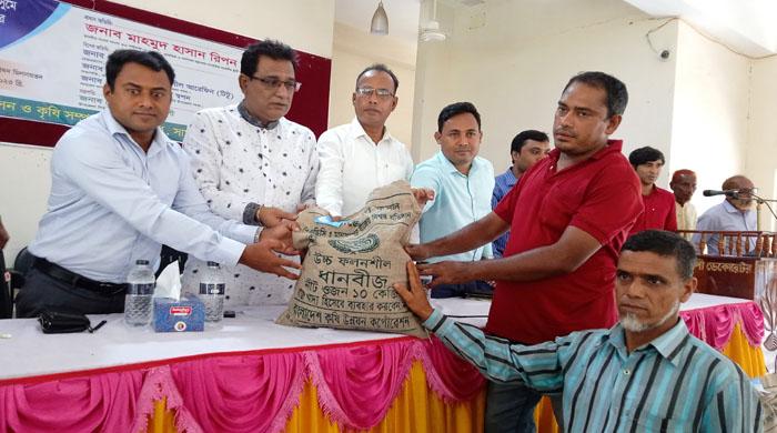 সাঘাটায় বিনামূল্যে বীজ ও সার বিতরণ
