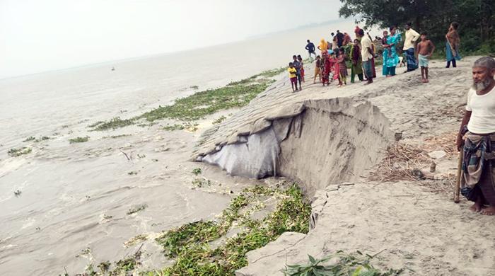 ভাঙনে ভেসে গেছে জিও ব্যাগ