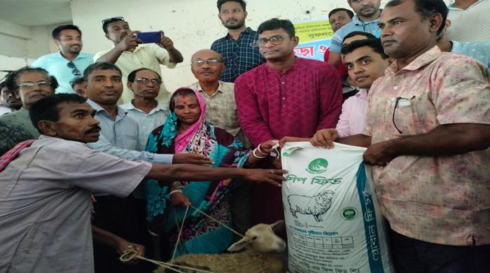সুন্দরগঞ্জে ক্ষুদ্র নৃ-গোষ্ঠির মাঝে ভেড়া ও খাদ্য বিতরণ