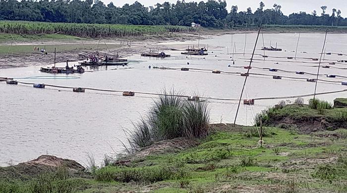 গোবিন্দগঞ্জে অবৈধভাবে নদী থেকে বালু উত্তোলন চলছেই