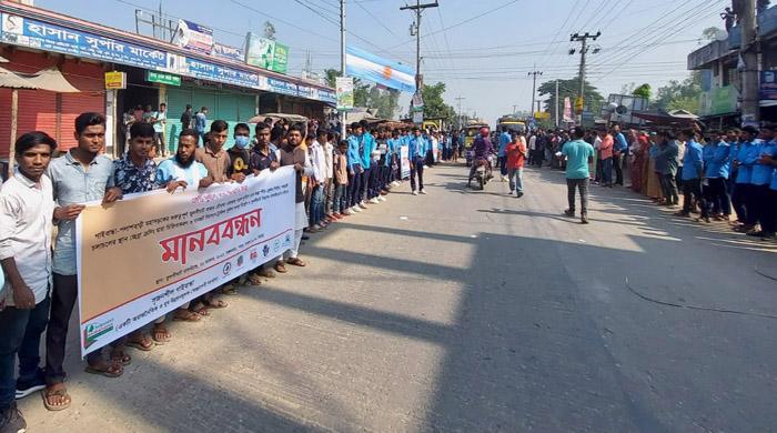পলাশবাড়ী মহাসড়কের সড়ক দুর্ঘটনা রোধ কল্পে মানববন্ধন