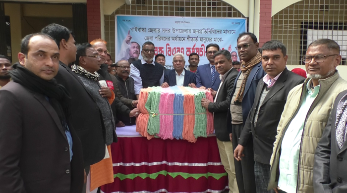 জেলা পরিষদের উদ্যোগে ইউনিয়ন পর্যায়ে শীতার্তদের মধ্যে শীতবস্ত্র বিতরণ