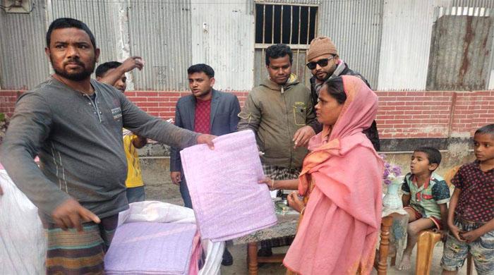 কুড়িগ্রামে শীতার্তদের পাশে কারিগরি শিক্ষার ফেরিওয়ালা তৌহিদ