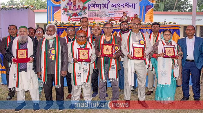 চোখের জলে শিক্ষকতা থেকে বিদায় নিলেন ৬ শিক্ষক