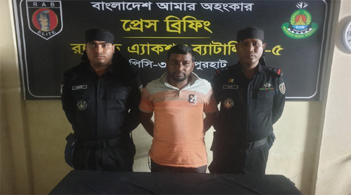 নওগাঁয় পুলিশে চাকরি দেওয়ার নামে অর্থ হাতিয়ে নেয়ার অভিযোগে গ্রেপ্তার মাজিদুল