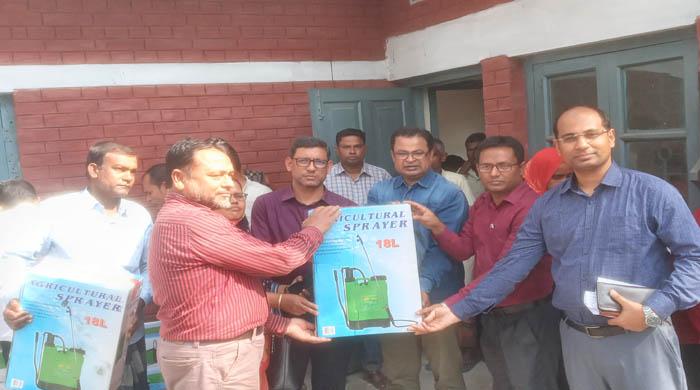 পলাশবাড়ীতে কৃষকদের মাঝে স্প্রে মেশিন বিতরণ
