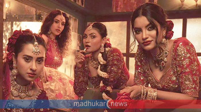 প্রেসার কুকারে চার নায়িকার রহস্যময়তা