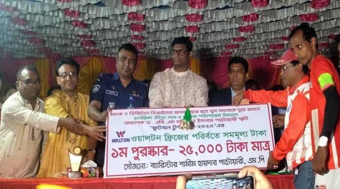 সুন্দরগঞ্জে ফুটবল টুর্নামেন্টের পুরস্কার বিতরণ
