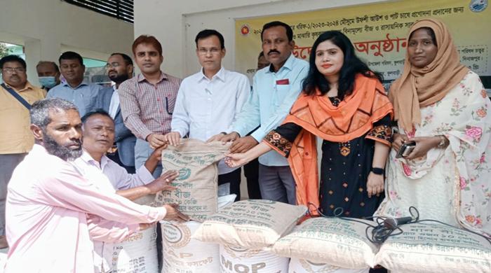 ফুলবাড়ীতে ক্ষুদ্র ও প্রান্তিক কৃষকদের মাঝে বিনামূল্যে সার ও বীজ বিতরণ