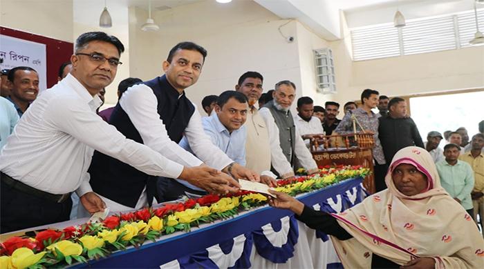 সাঘাটায় চিকিৎসা সহায়তায় আর্থিক অনুদানের চেক বিতরণ