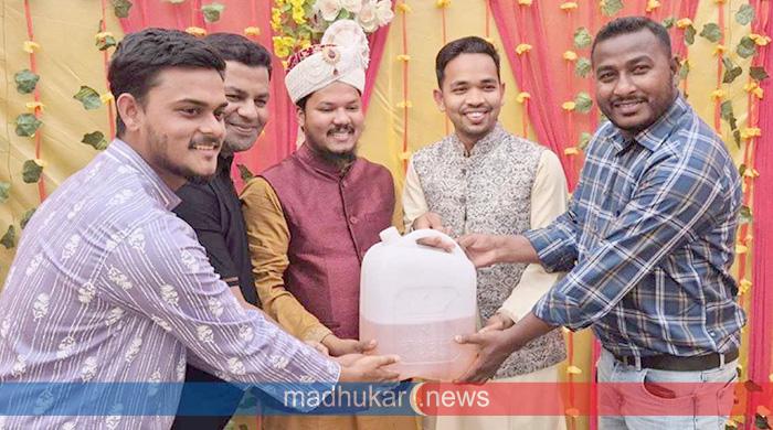 বিয়ের অনুষ্ঠানে বরকে ৫ লিটার অকটেন উপহার