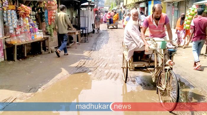 সামান্য বৃষ্টিতেই কাদা-পানিতে চরম জনদুর্ভোগ