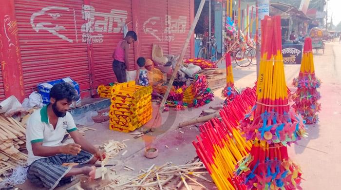 ঐতিহ্য হারাচ্ছে কাঠের খেলনা