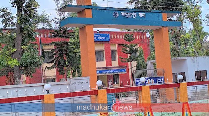 সাদুল্লাপুরে শিশু নিহতের ঘটনায় সড়ক অবরোধ