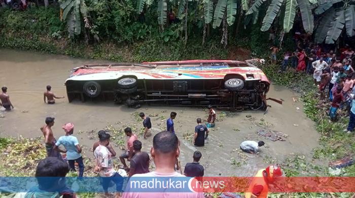 ৫ জেলায় সড়কে ঝরল ১২ প্রাণ