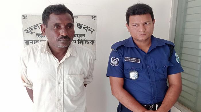 ফুলবাড়ীতে তরুণকে ধর্ষণের অভিযোগে ওঝাঁ (তান্ত্রিক) গ্রেপ্তার