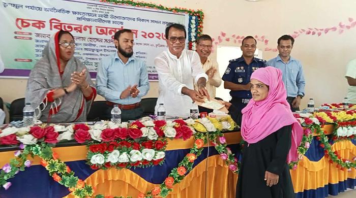 নাগেশ্বরীতে নারী উদ্যোক্তাদের বিকাশ সাধনে প্রশিক্ষণার্থীদের চেক বিতরণ