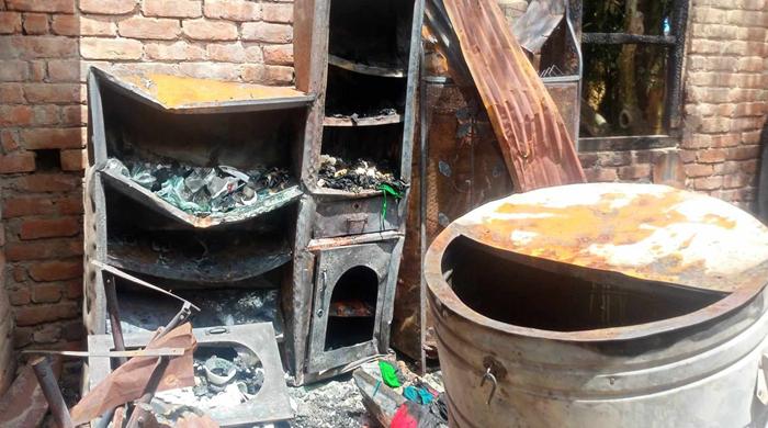গোবিন্দগঞ্জে আসামীর বাড়ী পুড়িয়ে দিলেন মামলার বাদি